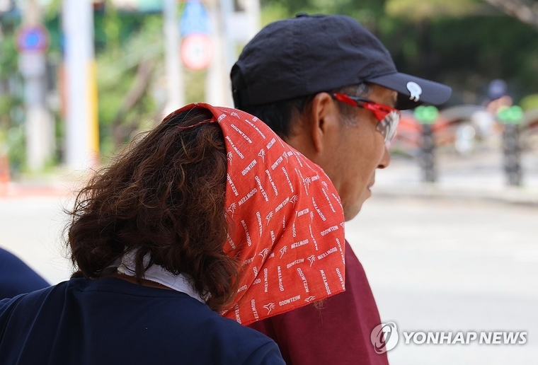 7일 오전 대구 북구에서 한 시민이 스카프로 얼굴을 가리고 있다. 대구기상청에 따르면 이날 오후 2시를 기준으로 대구는 최고기온 37.3도를 기록했다. 사진=연합뉴스