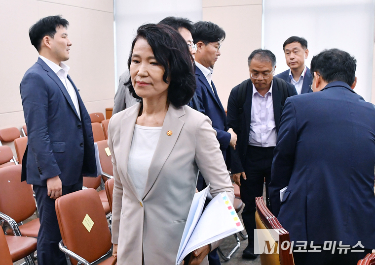 이진숙 방송통신위원장이 7일 국회에서 열린 국회 과학기술정보방송통신위원회 전체회의를 마치고 퇴정하고 있다. 사진=최동환 기자