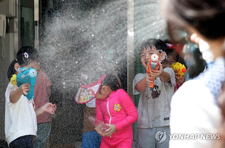 연일 폭염 특보가 이어지고 있는 지난 7일 광주 북구청직장어린이집 앞마당에서 아이들이 교사와 물총놀이를 하며 더위를 식히고 있다. 사진=연합뉴스