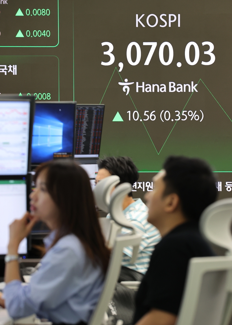 8일 서울 중구 하나은행 본점 딜링룸에서 직원들이 업무를 보고 있다. 이날 코스피는 전장보다 12.27포인트(0.40%) 오른 3,071.74로 시작했다. 사진=연합뉴스