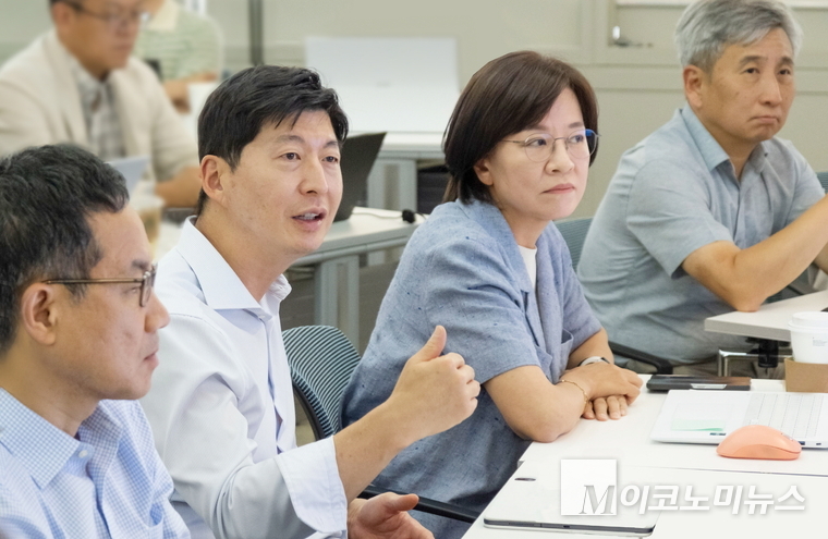 GS칼텍스가 지난 4일 GS타워 본사에서 대표이사 허세홍 사장(사진 중앙)을 포함한 회사 임원들을 대상으로 생성형 AI 교육을 진행했다. 사진=GS칼텍스