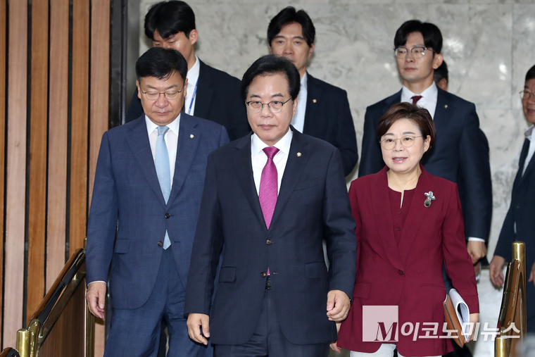 송언석 국민의힘 비상대책위원장 겸 원내대표가 8일 국회 본청에서 열린 원내대책회의에 참석하고 있다, 사진=최동환 기자