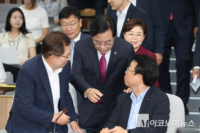 송언석 국민의힘 비상대책위원장 겸 원내대표가 8일 국회 본청에서 열린 원내대책회의에 참석하고 있다, 사진=최동환 기자