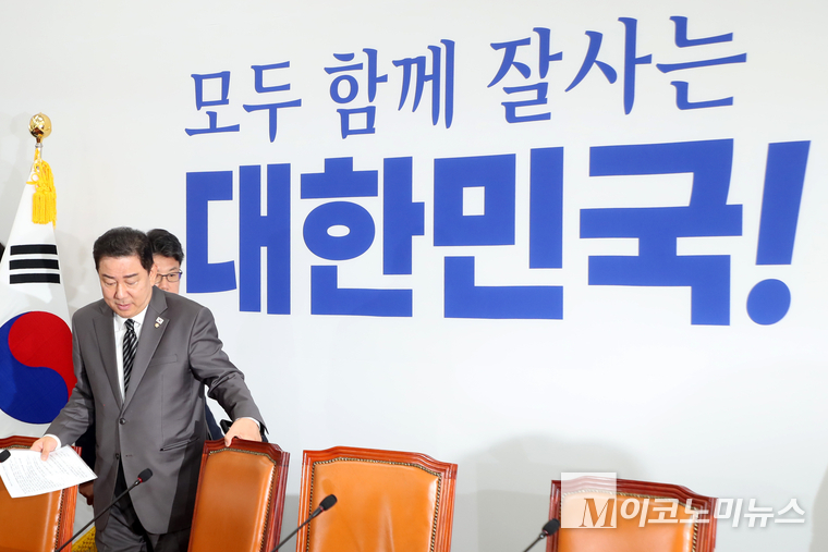 김병기 더불어민주당 당대표 직무대행 겸 원내대표는 8일 국회 본청에서 열린 원내대책회의에 참석하고 있다. 사진=최동환 기자
