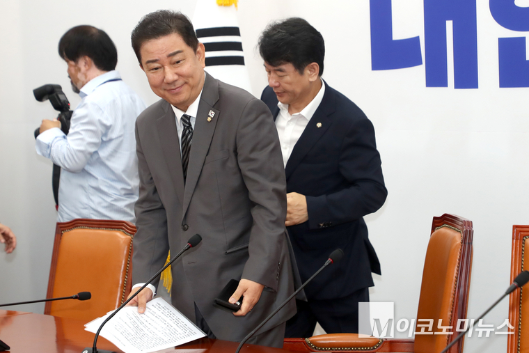 김병기 더불어민주당 당대표 직무대행 겸 원내대표는 8일 국회 본청에서 열린 원내대책회의에 참석하고 있다. 사진=최동환 기자
