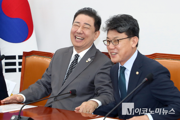 김병기 더불어민주당 당대표 직무대행 겸 원내대표는 8일 국회 본청에서 열린 원내대책회의에 참석해 진성준 정책위의장과 대화 중 함박웃음을 띠고 있다. 사진=최동환 기자