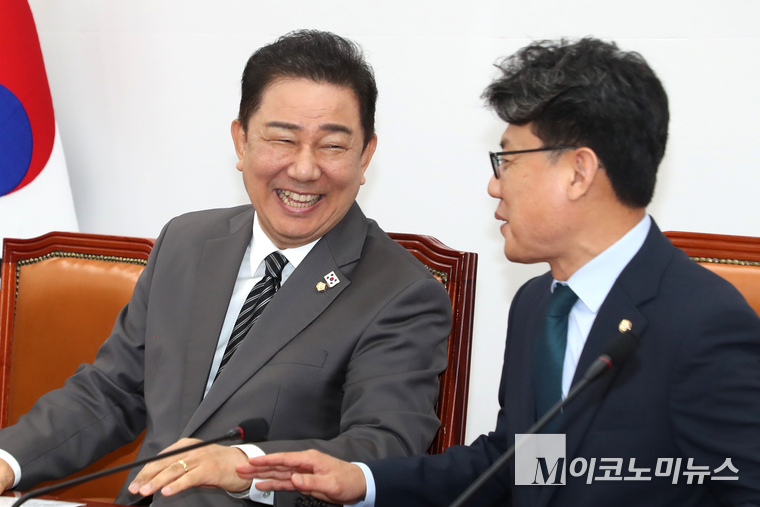 김병기 더불어민주당 당대표 직무대행 겸 원내대표는 8일 국회 본청에서 열린 원내대책회의에 참석해 진성준 정책위의장과 대화 중 함박웃음을 띠고 있다. 사진=최동환 기자