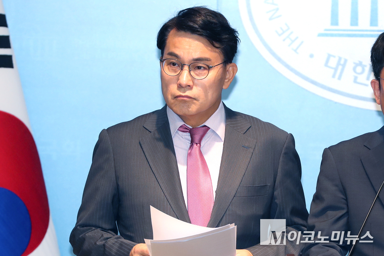 윤상현 국민의힘 의원이 지난 6월 27일 국회 소통관에서 열린 기자회견에 참석해 있다. 사진=최동환 기자