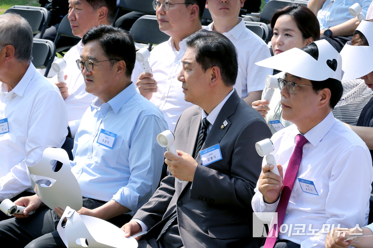 왼쪽부터 우원식 국회의장, 김병기 더불어민주당 당대표 직무대행 겸 원내대표, 송언석 국민의힘 비상대책위원장 겸 원내대표가 8일 무더위 속 국회 사랑재에서 열린 K-바캉스 캠페인에 참석해 휴대요 선풍기로 열기를 식히고 있다. 사진=최동환 기자
