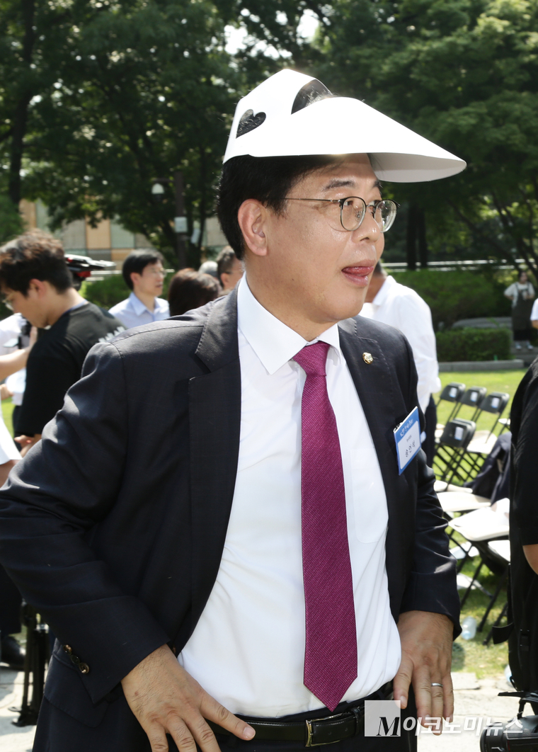 송언석 국민의힘 비상대책위원장 겸 원내대표가 8일 무더위 속에 국회 사랑재에서 열린 K-바캉스 캠페인에 참석했다. 사진=최동환 기자