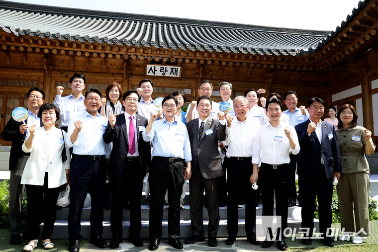 우원식 국회의장과 류진 한국경제인협회장, 김병기 더불어민주당 당대표 직무대행 겸 원내대표, 송언석 국민의힘 비상대책위원장 겸 원내대표, 김교흥 국회 문화체육관광위원장, 장미란 문화체육관광부 차관 등이 8일 국회 사랑재에서 열린 K-바캉스 캠페인에 참석해 기념 촬영하고 있다. 사진=최동환 기자