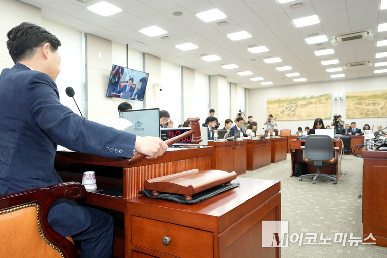더불어민주당 소속 김영호 국회 교육위원회 위원장이 8일 전체회의에서 의사봉을 두드리고 있다. 사진=최동환 기자