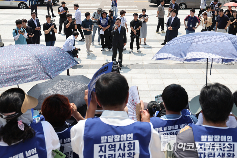 우원식 국회의장은 8일 국회 본청 계단 앞에서 열린 ‘발달장애인 권리확대 요구 오체투지 투쟁 보고대회’ 현장을 찾아 전국장애인부모연대 회원들을 격려했다. 사진=국회사무처