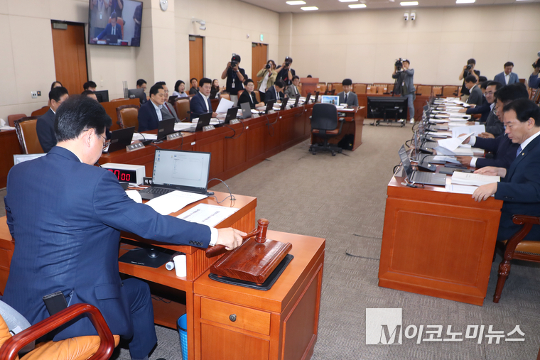 국민의힘 소속 송언석 국회 기획재정위원회 위원장이 9일 국회 본청에서 열린 기재위 전체회의 개의를 선언하고 있다. 사진=최동환 기자