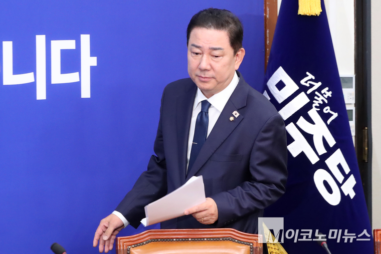 김병기 더불어민주당 대표 직무대행 겸 원내대표가 9일 국회 본청에서 열린 최고위원회의에 참석하고 있다. 사진=최동환 기자