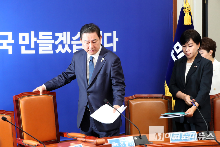 김병기 더불어민주당 대표 직무대행 겸 원내대표가 9일 국회 본청에서 열린 최고위원회의에 참석하고 있다. 사진=최동환 기자