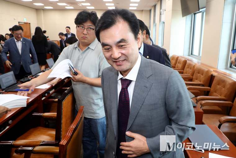 더불어민주당 소속 안규백 의원 9일 국회 본청에서 열린 기재위 전체회의에 참석했다. 사진=최동환 기자