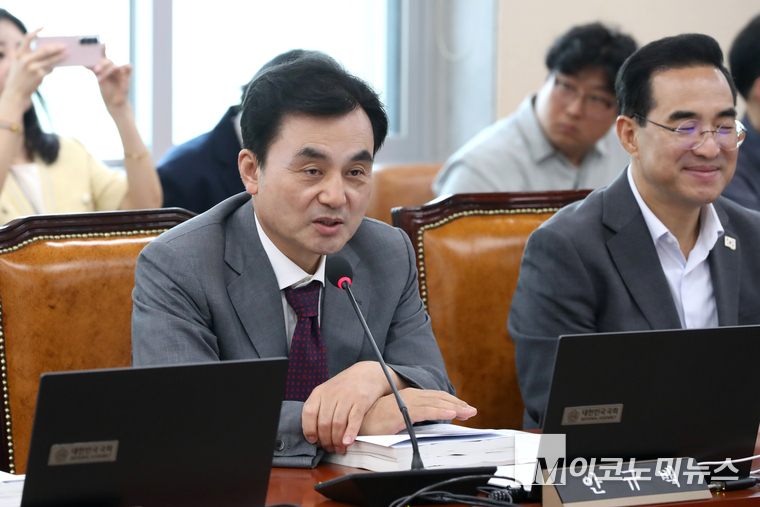 더불어민주당 소속 안규백 의원 9일 국회 본청에서 열린 기재위 전체회의에서 인사말 하고 있다. 사진=최동환 기자