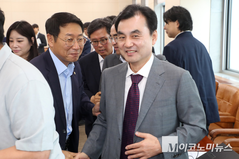 더불어민주당 소속 안규백 의원 9일 국회 본청에서 열린 기재위 전체회의에 참석했다. 사진=최동환 기자