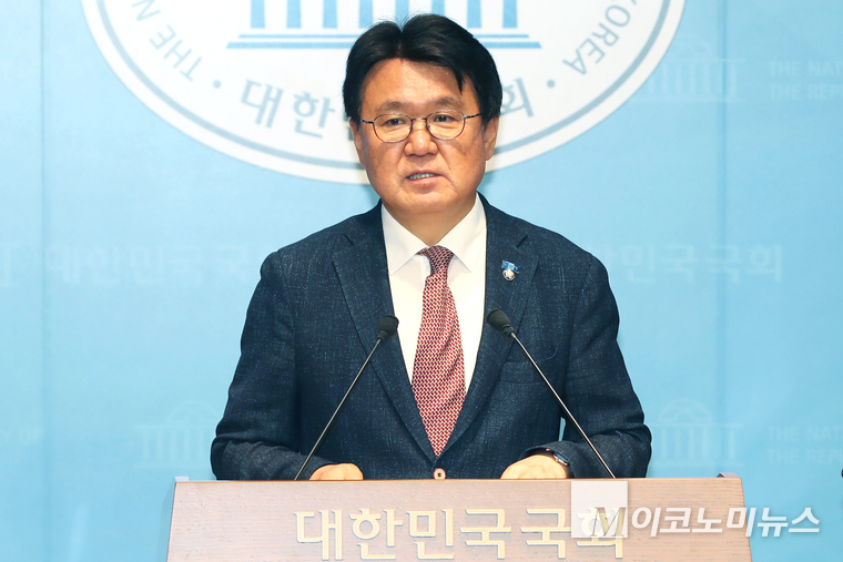 황운하 조국혁신당 의원이 9일 국회 소통관에서 기자회견하고 있다. 사진=최동환 기자