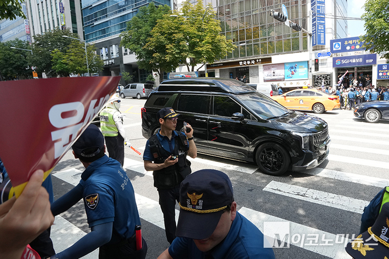 윤석열 전 대통령이 9일 서울중앙지법에 영장실질심사를 위해 출석하는 도중 지지자들이 나와 있는 상황에도 차량 창문을 내리지 않은 채 통과했다. 사진=최동환 기자