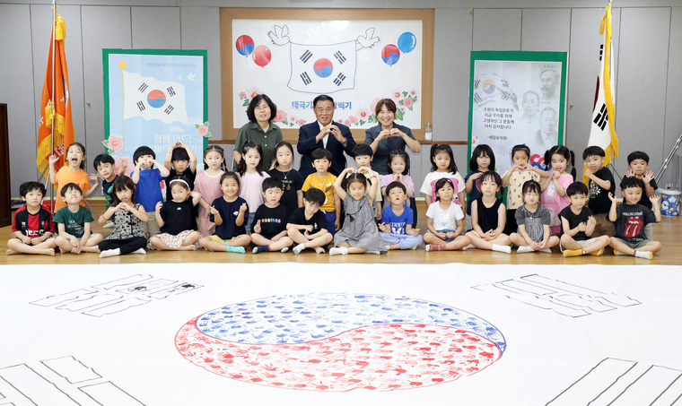 이재식 의장이 원생들과 함께 하고 있다 <수원특례시의회 제공>