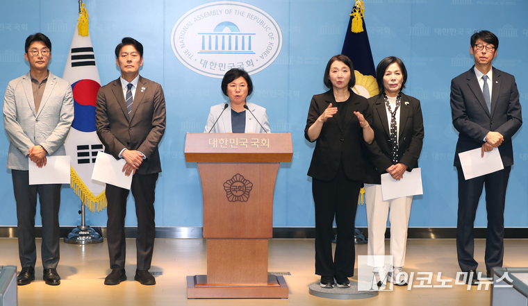 국회 과학기술정보방송통신위원회 더불어민주당 김현 간사가 9일 국회 소통관에서 기자회견을 발언하고 있다. 사진=최동환 기자