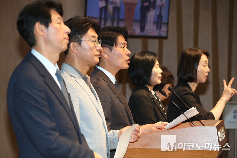 국회 과학기술정보방송통신위원회 더불어민주당 위원들은 9일 국회 소통관에서 기자회견을 열었다. 한민수 의원이 발언하고 있다. 사진=최동환 기자