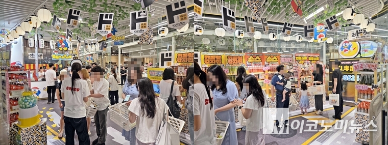 사전예약제를 통해 물품을 구매하고 있는 고객들. 사진=문상혁 기자