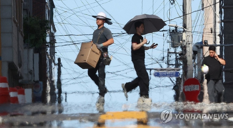 서울 지역 나흘째 폭염 경보가 이어지는 가운데, 시민들이 길을 지나고 있다. 사진=연합뉴스 