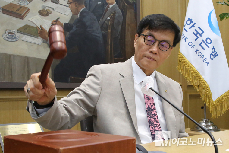 이창용 한국은행 총재가 10일 서울 중구 한국은행에서 열린 금융통화위원회에서 의사봉을 두드리고 있다. 사진=공동취재