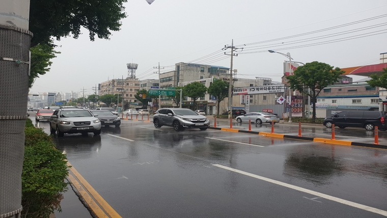 수원종합운동장 앞 도로에서 가동되고 있는 노면빗물분사시스템 모습 <수원시 제공>