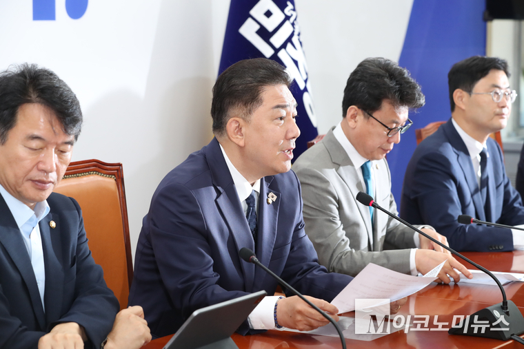 김병기 더불어민주당 당대표 직무대행 겸 원내대표가 10일 국회 본청에서 열린 정책조정회의에서 발언하고 있다. 사진=최동환 기자