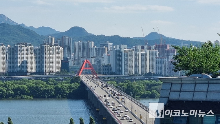 서강대교 남단에서 바라본 아파트 단지 전경. 사진=노철중 기자