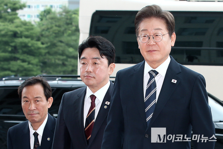 이재명 대통령이 지난 26일 국회 본청 본회의장에서 추가경정예산안 시정연설을 위해 국회 본회의장에 입장하고 있다. 사진=공동취재단