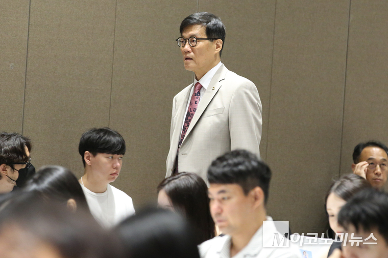 이창용 한국은행 총재가 10일 금융통화위원회 후 기자간담회에 참석하고 있다. 사진=최동환 기자