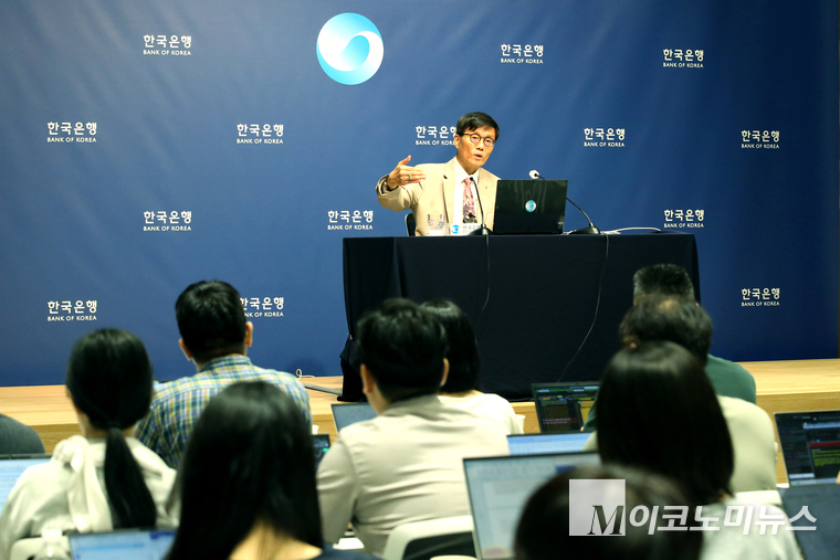 이창용 한국은행 총재가 10일 금융통화위원회 후 기자간담회에서 발언하고 있다. 사진=최동환 기자