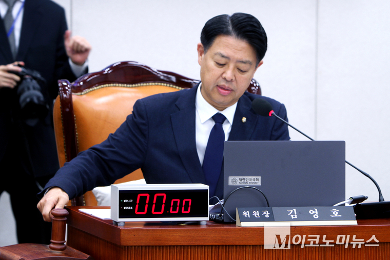김영호 교육위원회 위원장이 10일 열린 전체회의에서 의사봉을 두드리고 있다. 사진=최동환 기자