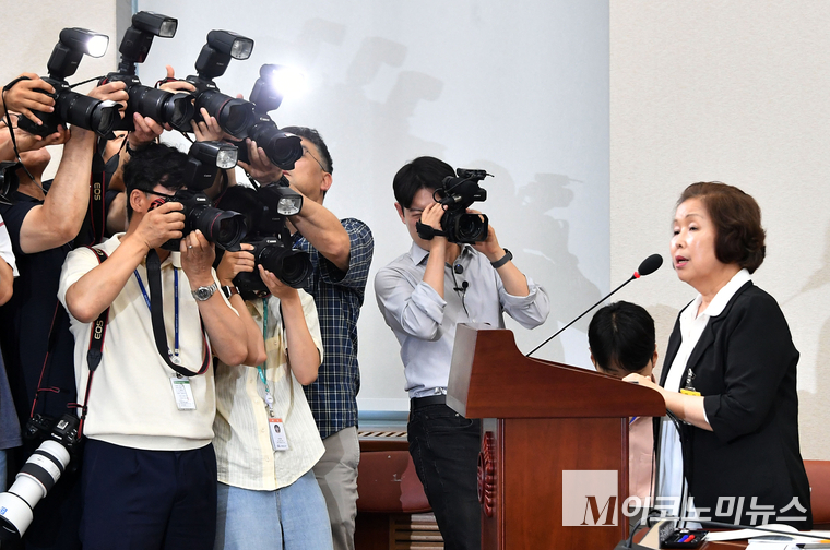 손효숙 리박스쿨 대표가 10일 국회 교육위원회에서 열린 리박스쿨 청문회에 출석해 플래시 세례를 받고 있다. 사진=최동환 기자