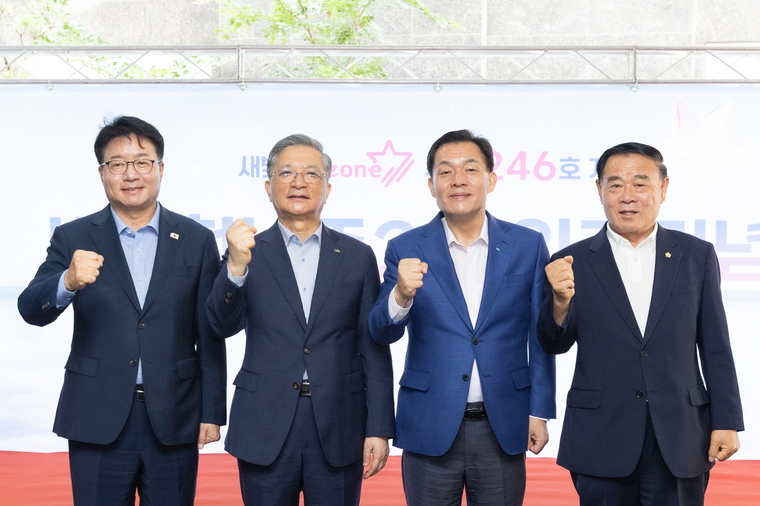 이재준 수원시장(오른쪽 2번째), 이재식 수원시의회 의장(오른쪽 4번째), 염태영 의원(왼쪽 1번째), LH 이한준 사장(왼쪽 2번째)이 입주기념식에서 함께하고 있다 <수원시 제공>
