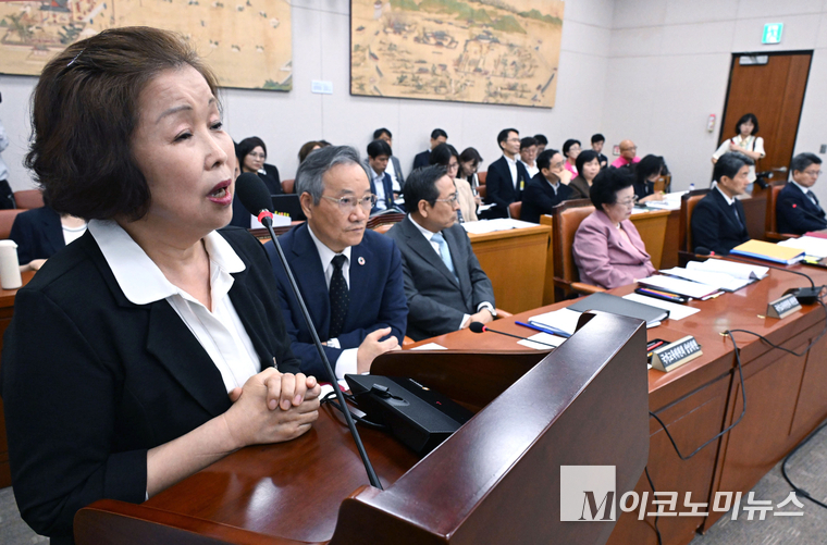 손효숙 리박스쿨 대표가 10일 국회 교육위원회에서 열린 리박스쿨 청문회에 출석해 질의에 답하고 있다. 사진=최동환 기자