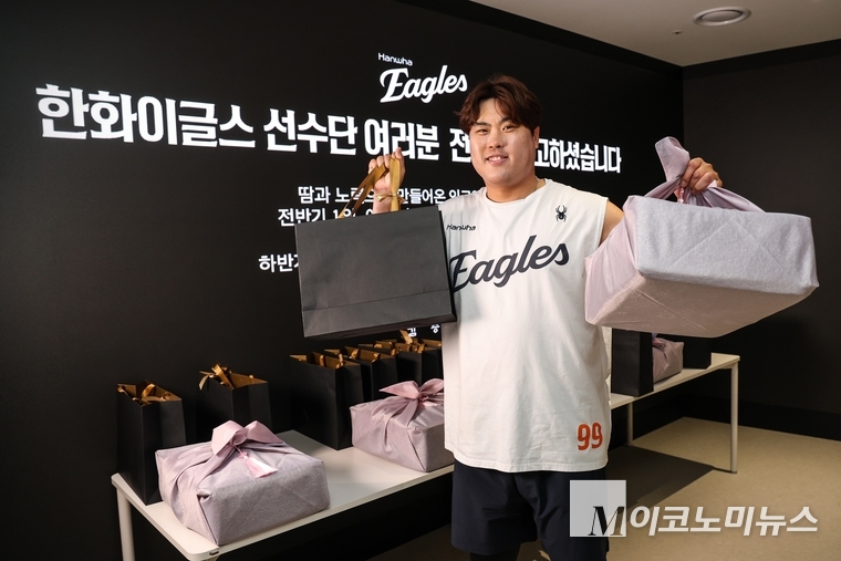  한화 김승연 회장이 프로야구 정규시즌 전반기 1위를 확정한 이글스 선수단과 임직원에게 특별 격려품을 전달했다. 사진=한화그룹 