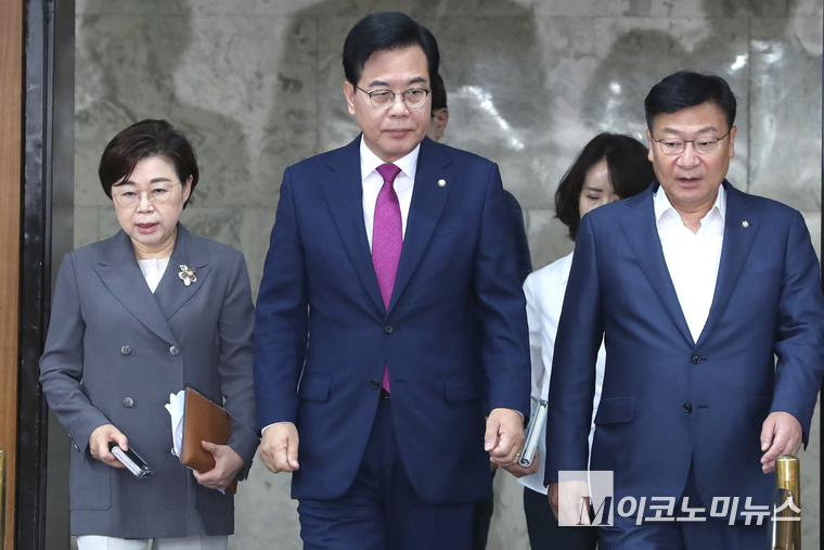 송언석 국민의힘 비상대책위원장 겸 원내대표(가운데)가 11일 김재정 정책위의장(왼쪽), 정점식 사무총장과 국회 본청에서 열린 원내대책회의에 참석하고 있다. 사진=최동환 기자