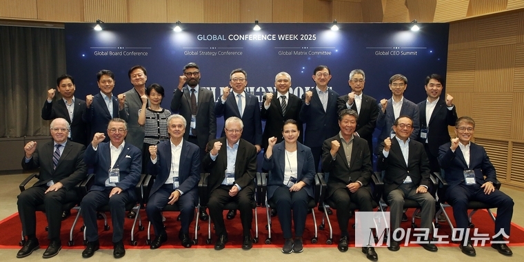 지난 10일 서울 중구 소재 신한은행 본점 20층 대강당에서 진행한 ‘글로벌 컨퍼런스 위크’에서 신한은행 정상혁 은행장(두번째 줄 가운데)이 해외법인 이사회 구성원들과 기념촬영을 하고 있다. 사진=신한은행