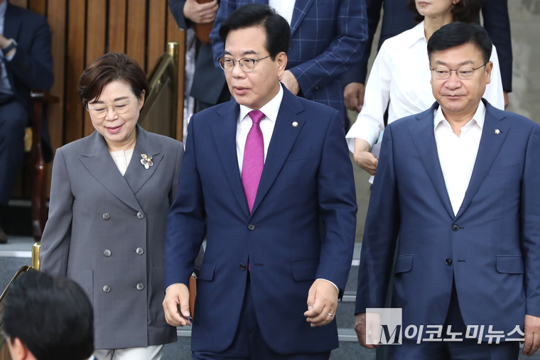 송언석 국민의힘 비상대책위원장 겸 원내대표(가운데)가 11일 김재정 정책위의장(왼쪽), 정점식 사무총장과 국회 본청에서 열린 원내대책회의에 참석하고 있다. 사진=최동환 기자