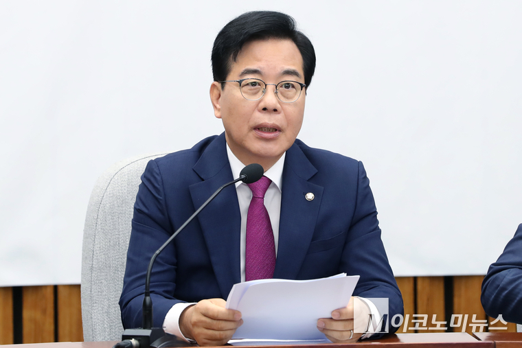 송언석 국민의힘 비상대책위원장 겸 원내대표(가운데)가 11일 국회 본청에서 열린 원내대책회의에 발언하고 있다. 사진=최동환 기자
