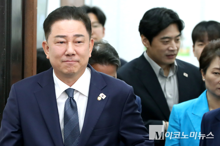 김병기 더불어민주당 대표 직무대행 겸 원내대표가 11일 국회 본청에서 열린 최고위원회의에 참석하고 있다. 사진=최동환 기자