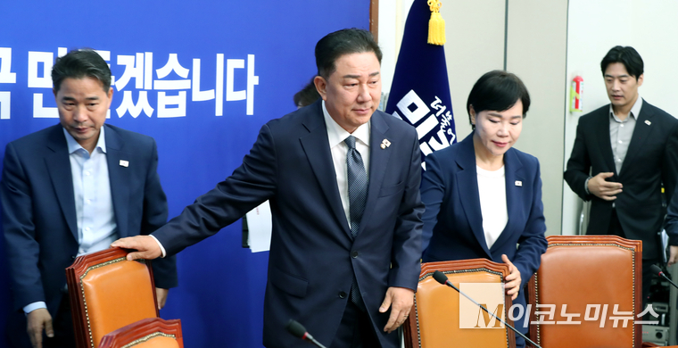 김병기 더불어민주당 대표 직무대행 겸 원내대표가 11일 국회 본청에서 열린 최고위원회의에 참석하고 있다. 사진=최동환 기자