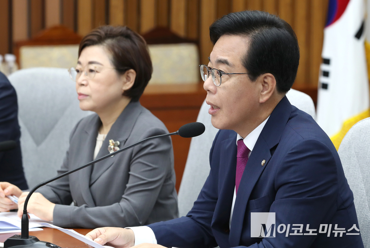 송언석 국민의힘 비상대책위원장 겸 원내대표(가운데)가 11일 국회 본청에서 열린 원내대책회의에 발언하고 있다. 사진=최동환 기자