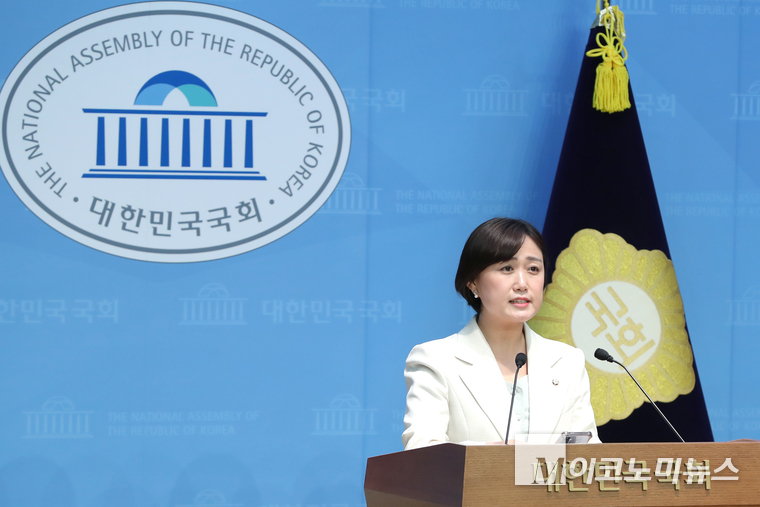 백승아 더불어민주당 원내대변인이 11일 국회 소통관에서 브리핑하고 있다. 사진=최동환 기자